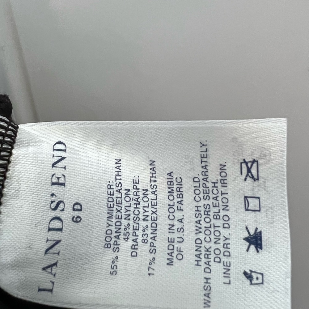Land’s End one piece swimsuit with padding. Adjustable straps has liner.… - Picture 8 of 8